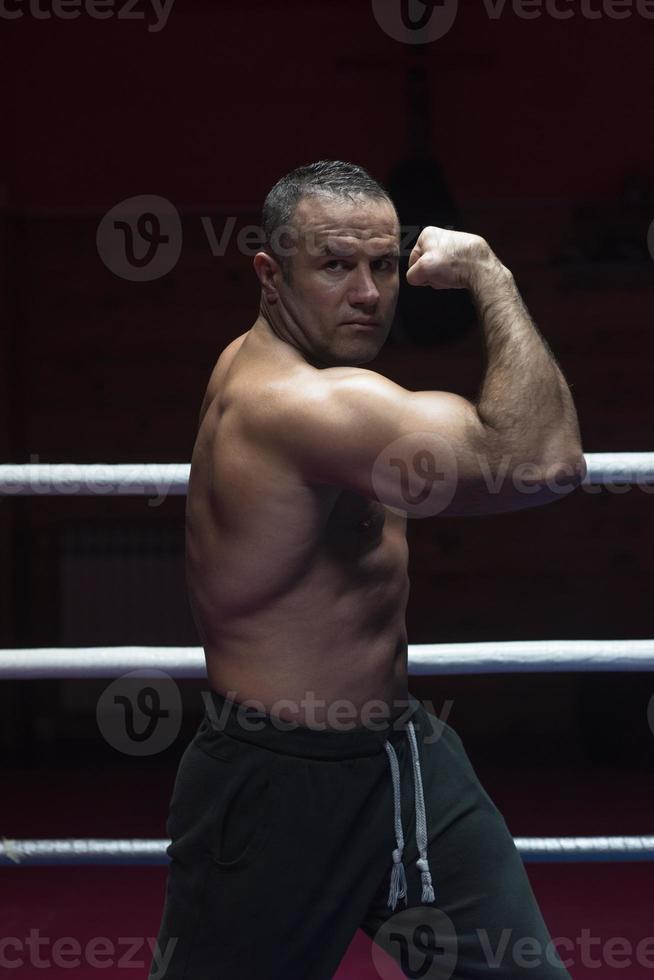 kickboxer professionnel dans le ring d'entraînement photo