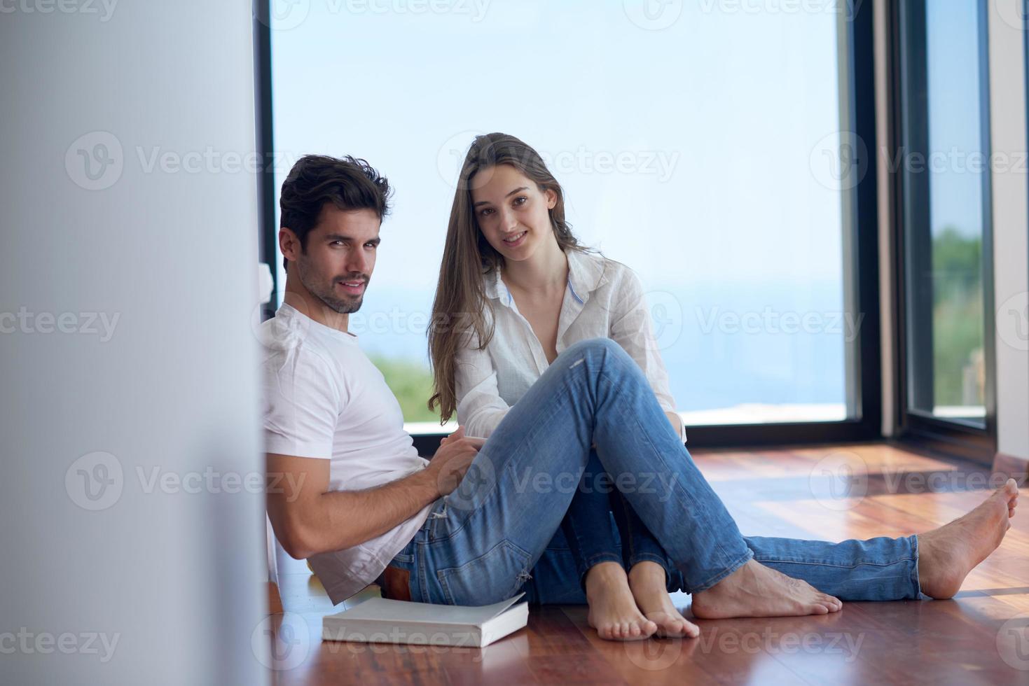 jeune couple détendu à la maison escalier photo