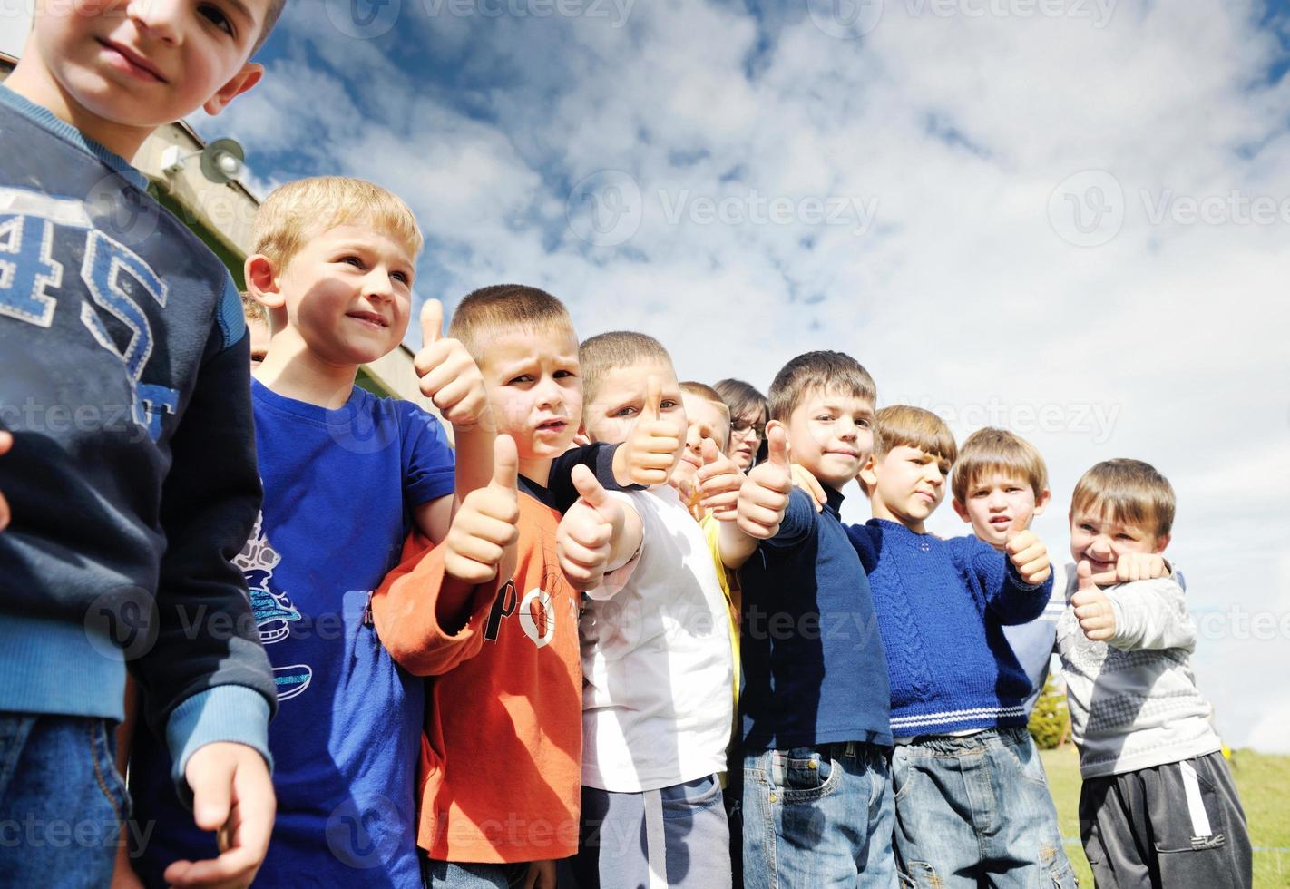 les enfants d'âge préscolaire s'amusent en plein air photo