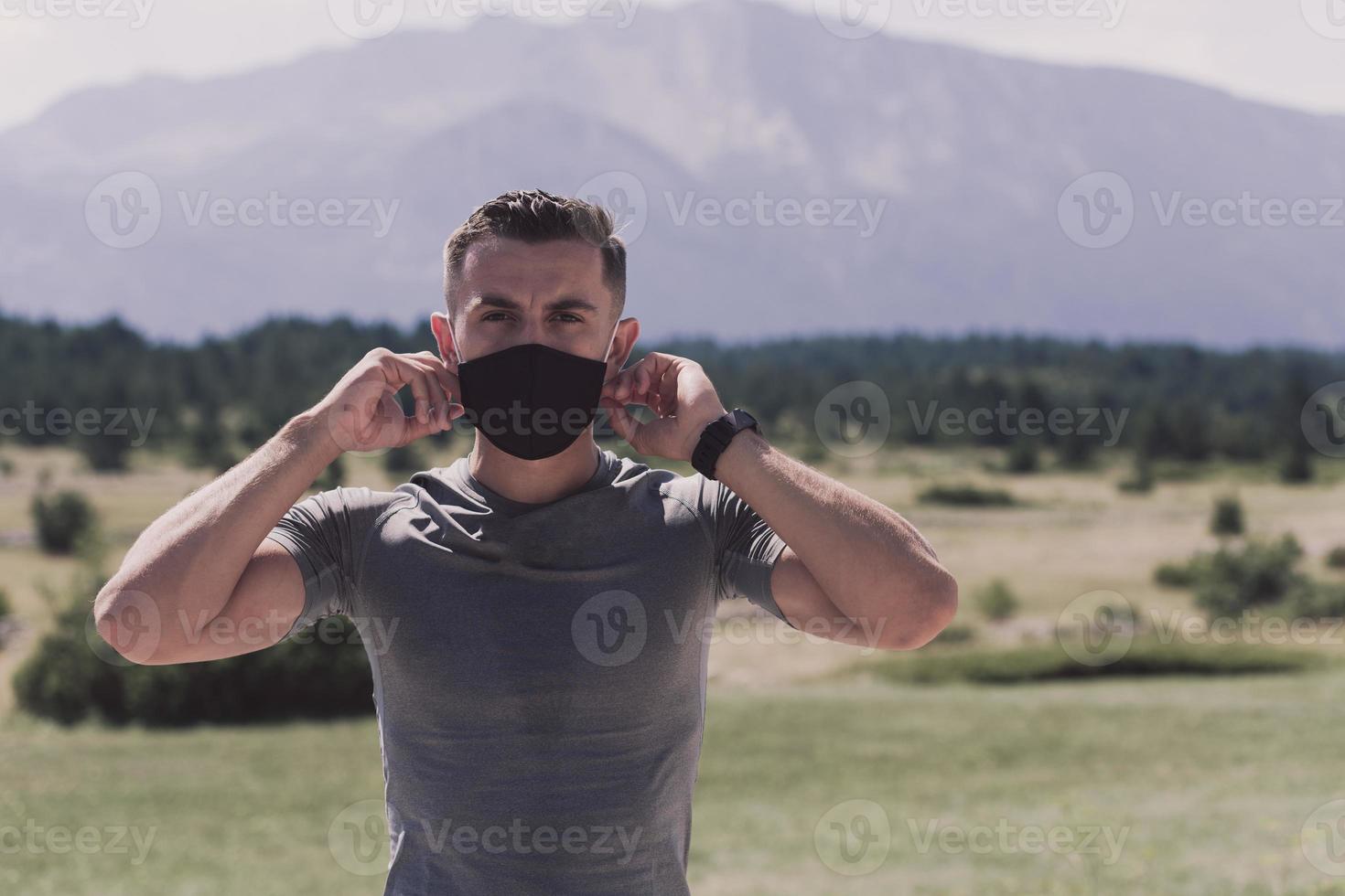 jeune homme et femme portant des masques de protection courant et faisant des exercices à l'extérieur le matin. sport, vie active jogging pendant la quarantaine. covid-19 nouvelle normalité. photo de haute qualité. mise au point sélective.