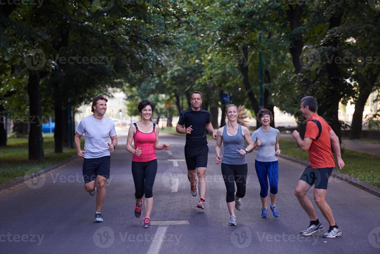 groupe de personnes jogging photo