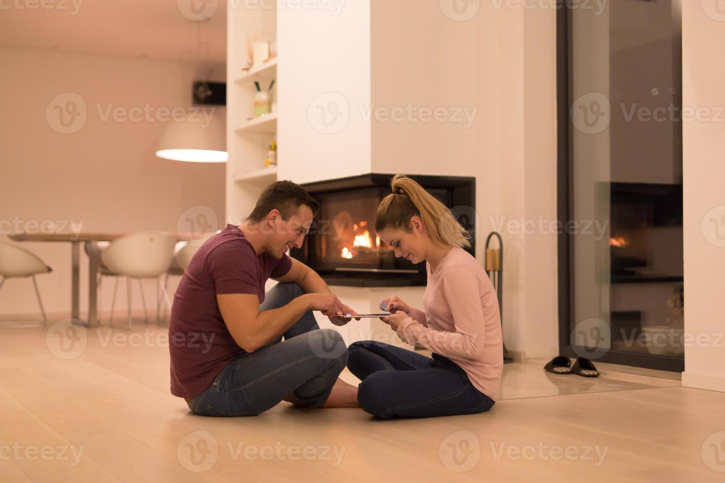 jeune couple utilisant une tablette numérique par une froide nuit d'hiver photo