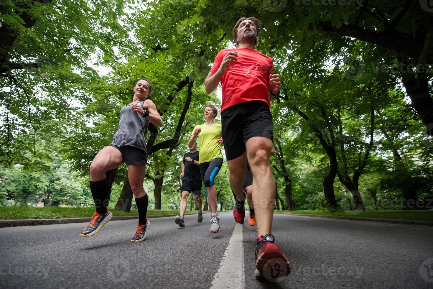 équipe de coureurs à l'entraînement du matin photo