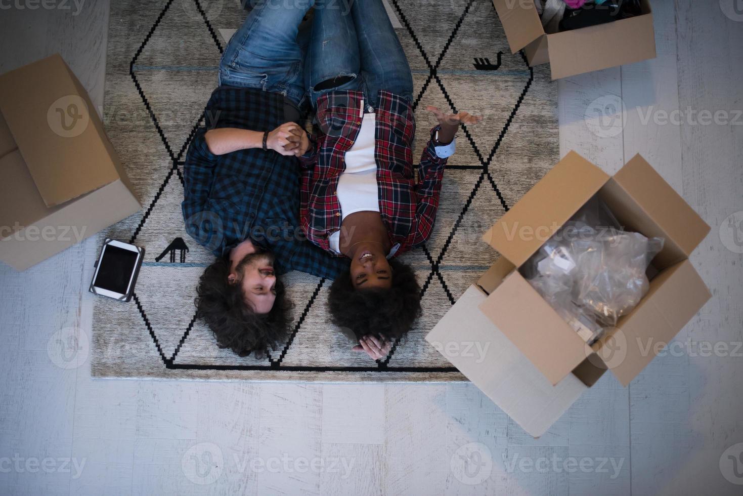 vue de dessus d'un jeune couple multiethnique séduisant photo