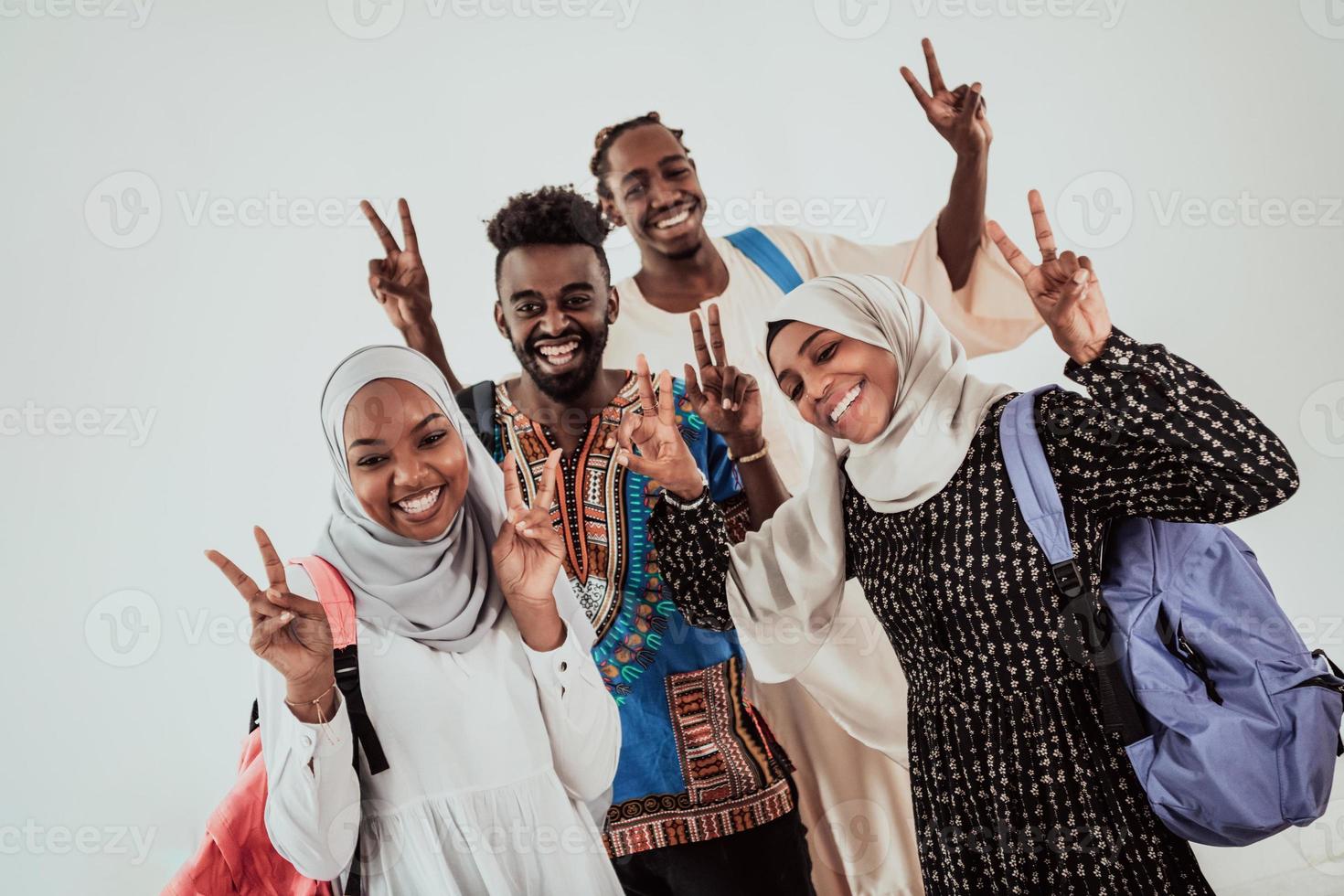 groupe d'étudiants africains heureux ayant une conversation et une réunion d'équipe travaillant ensemble sur les devoirs filles portant le hijab musulman soudanais traditionnel photo