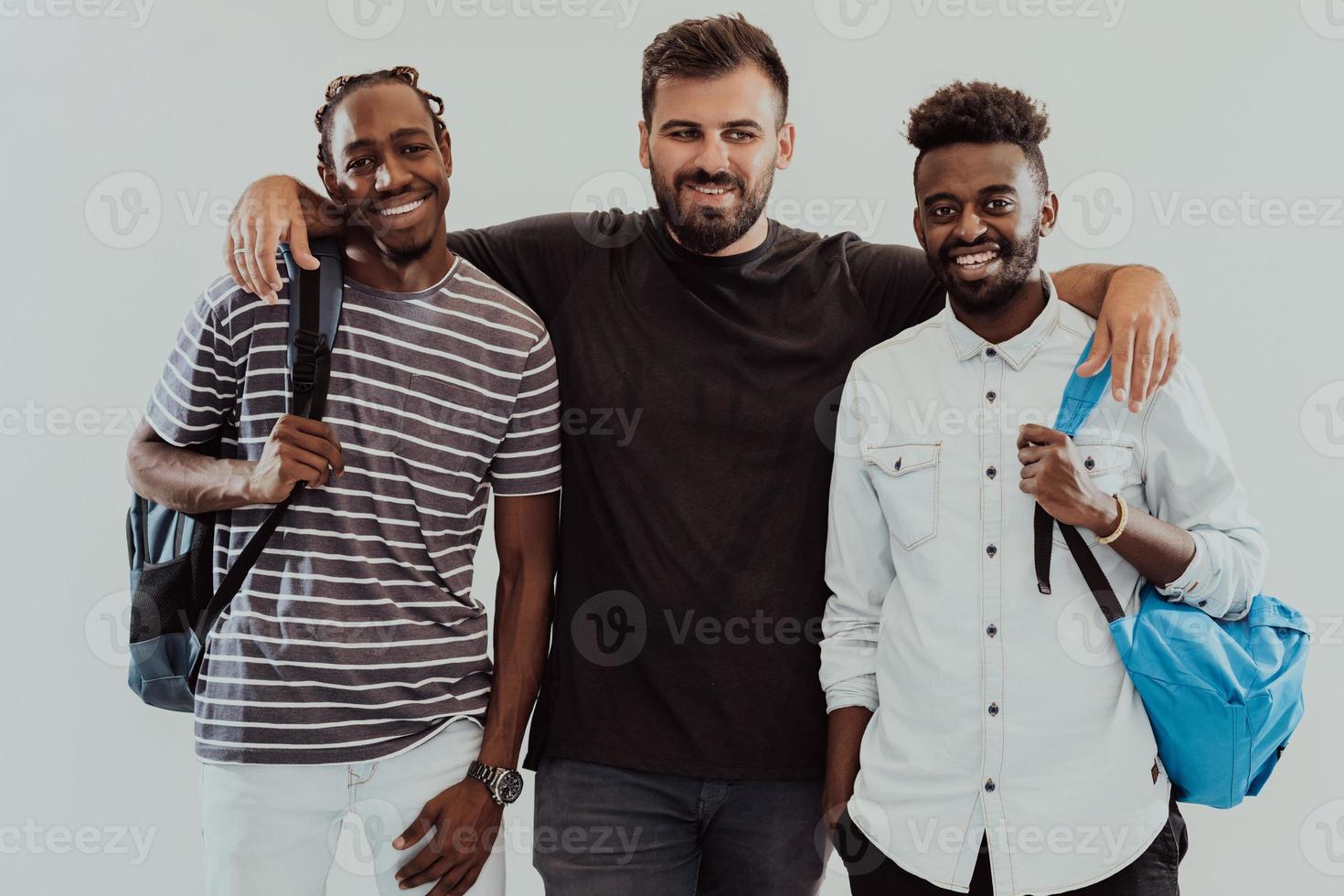 une photo d'un groupe d'étudiants heureux isolé sur fond blanc.