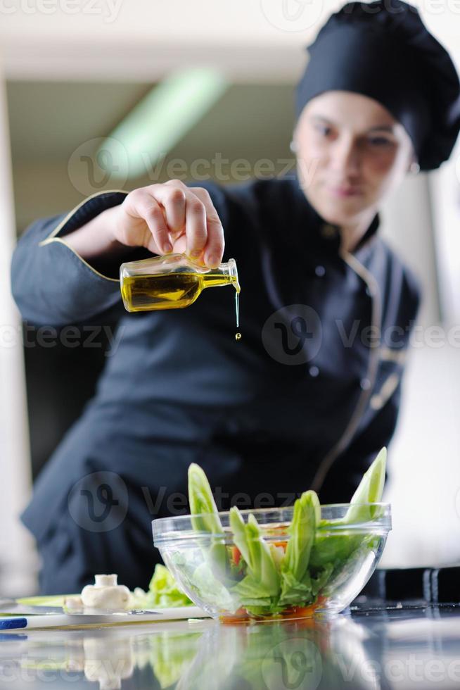 chef prépare un repas photo