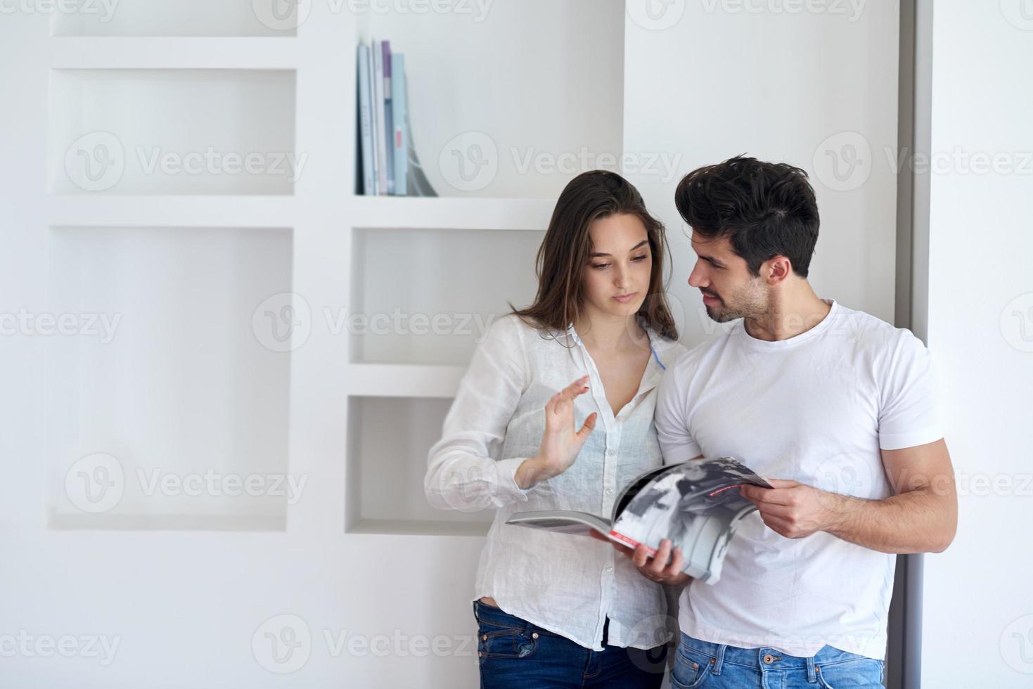 jeune couple détendu à la maison escalier photo