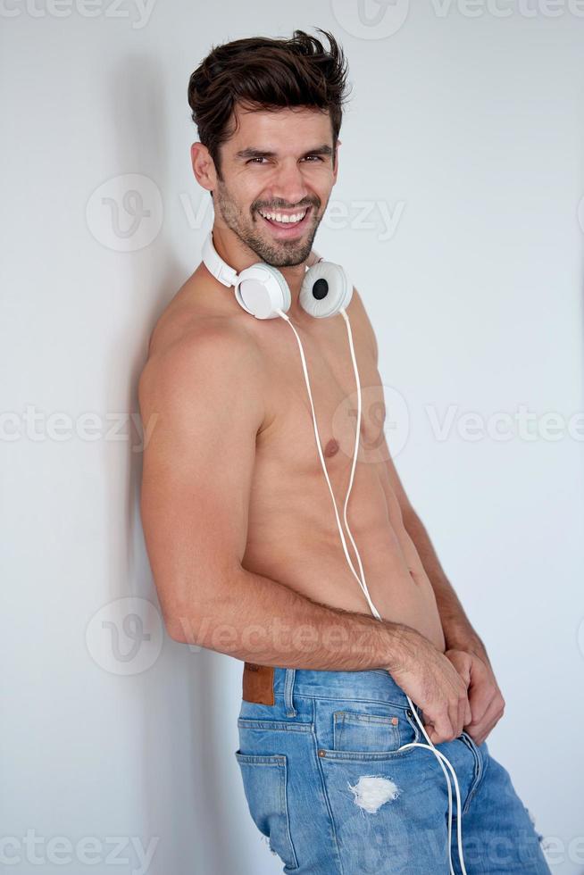 beau jeune homme écoutant de la musique au casque photo