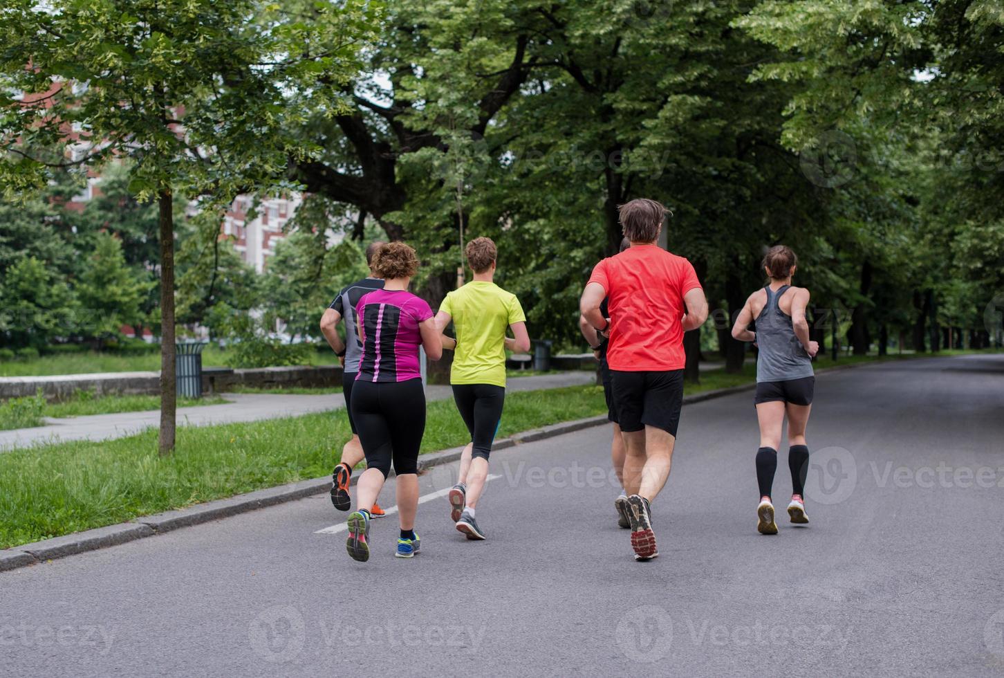 équipe de coureurs à l'entraînement du matin photo