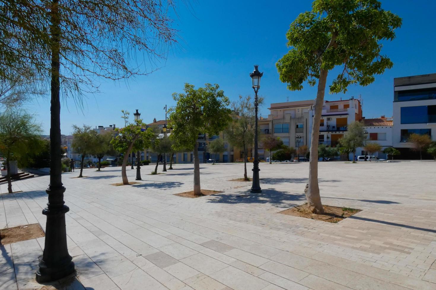 vue sur la belle ville de sitges sur la côte méditerranéenne catalane. photo