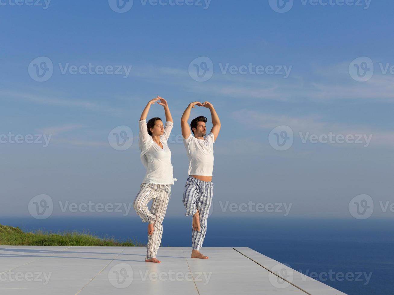 jeune couple pratiquant le yoga photo