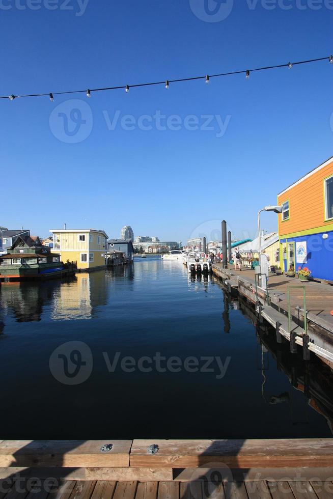 pris sur un quai de maisons flottantes colorées. photo