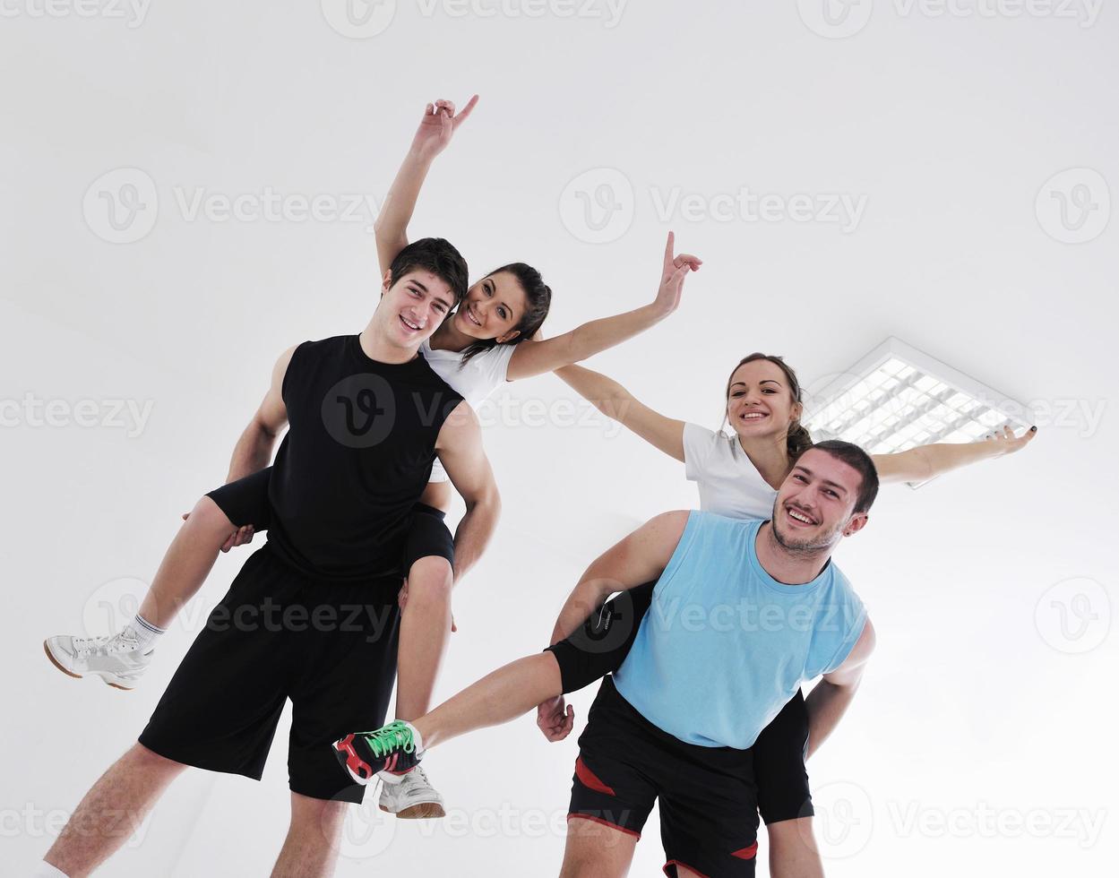 groupe de jeunes dans un club de fitness photo