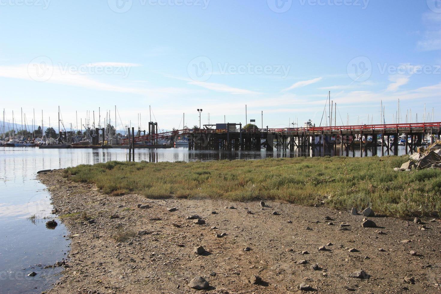 un quai et une jetée dans un petit village de pêcheurs. photo