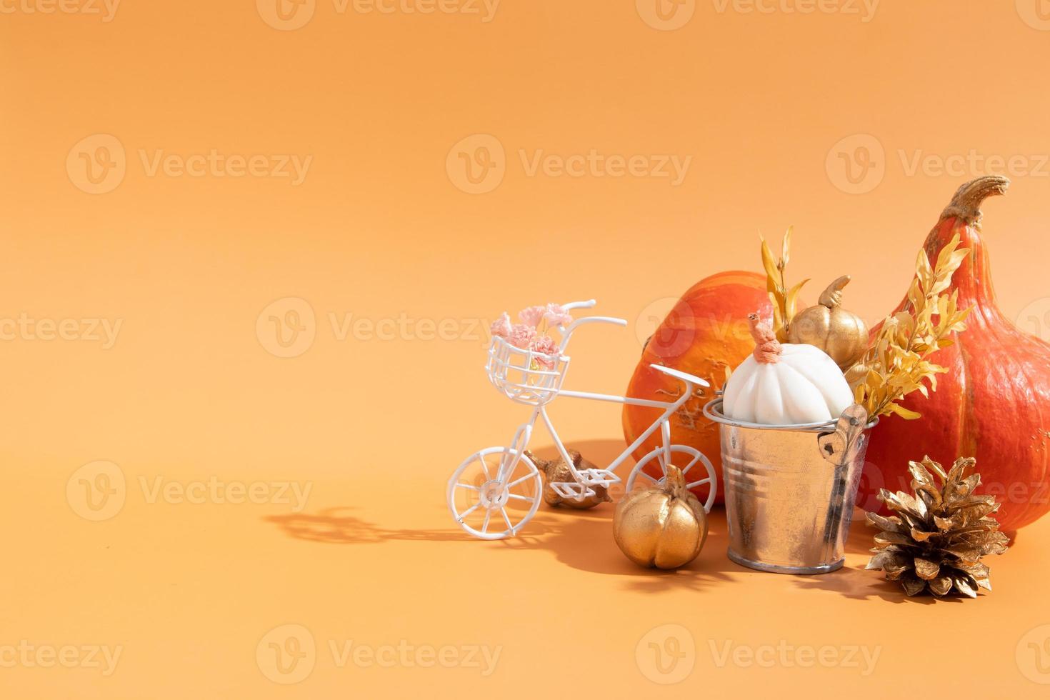 compositions d'automne. couronne de feuilles séchées, citrouilles sur fond orange. automne automne et concept de jour de thanksgiving. nature morte. photo