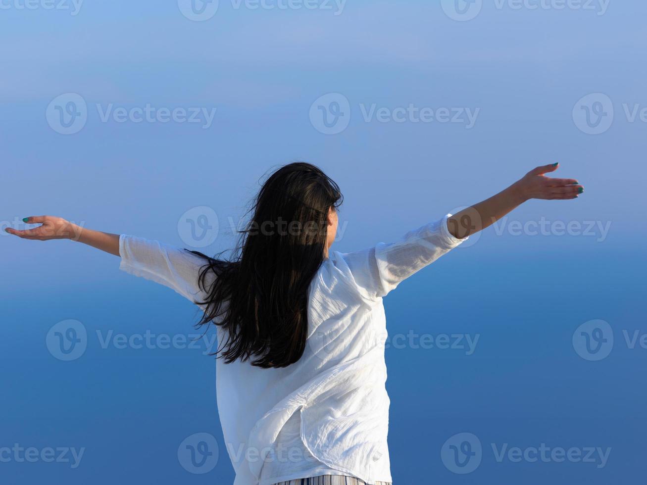 jeune femme profiter du coucher du soleil photo