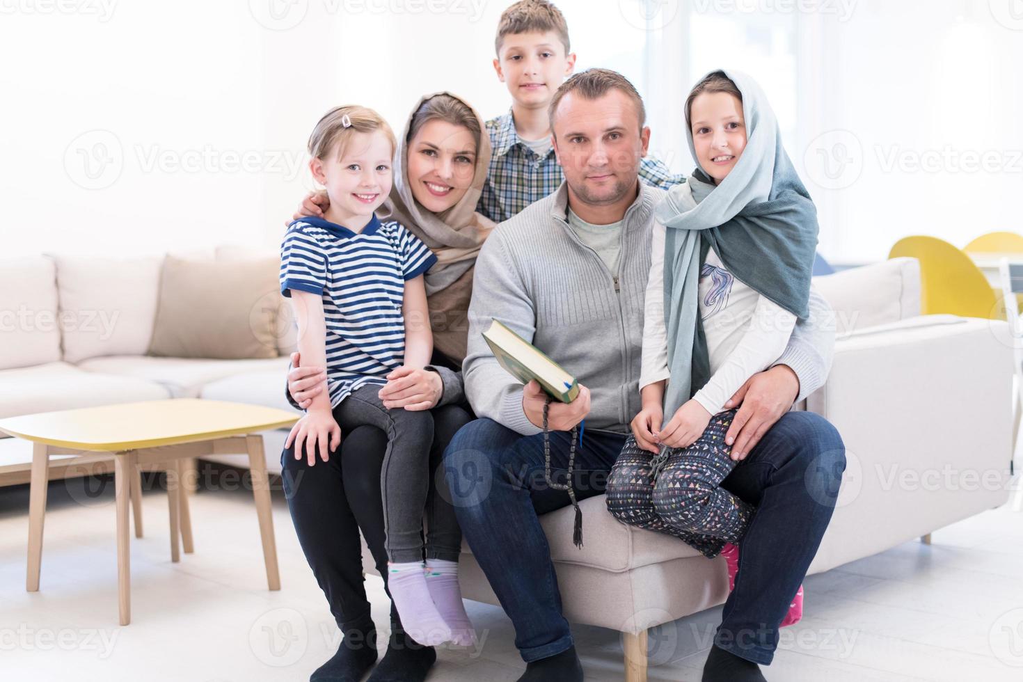 portrait de jeune famille musulmane moderne heureuse photo