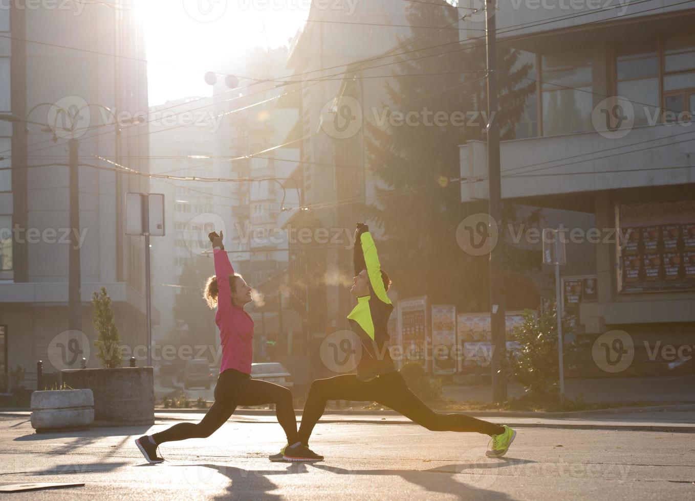 couple s'échauffant avant de faire du jogging photo