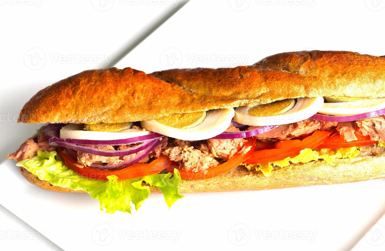 sandwich sur une surface blanche photo