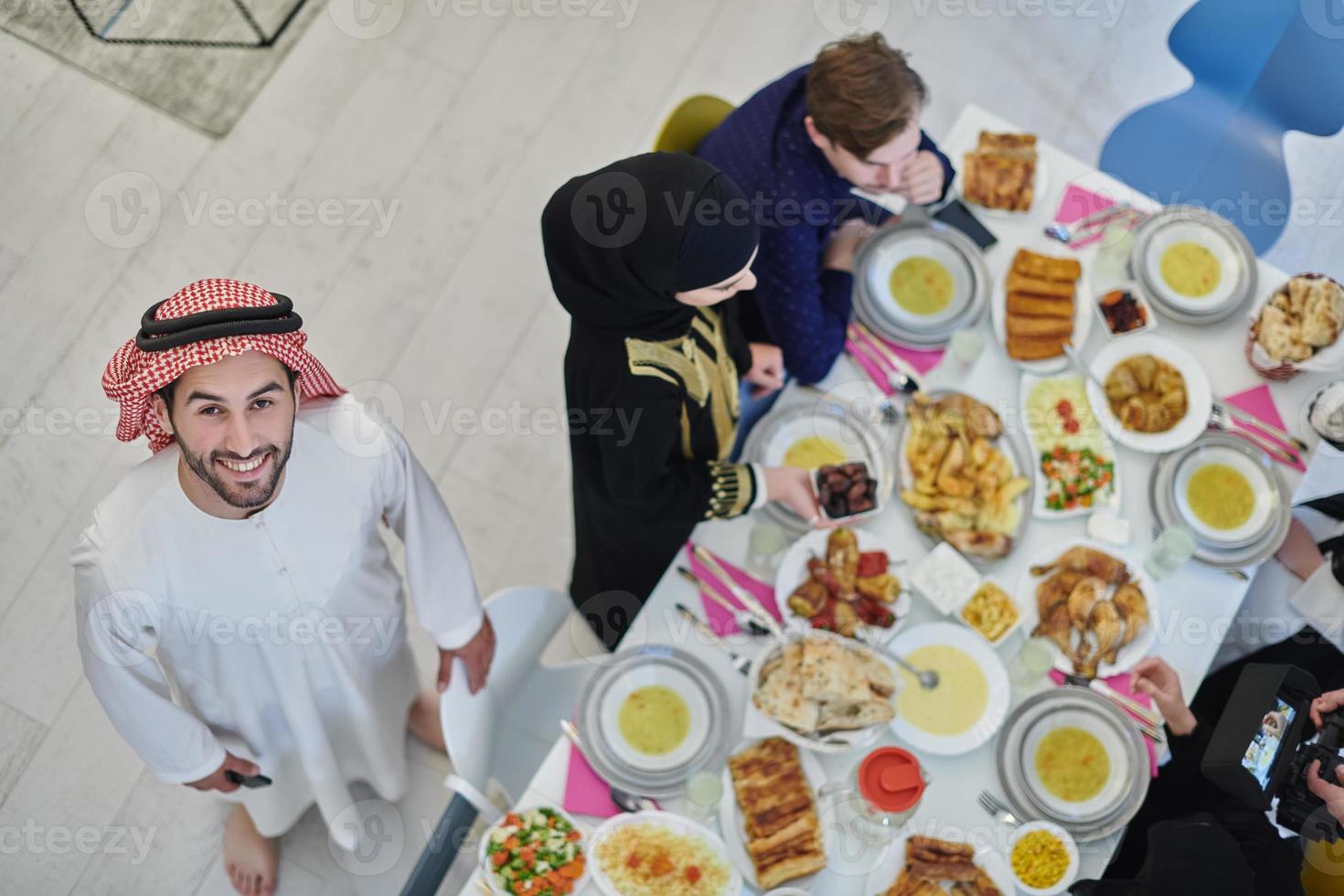 vue de dessus de la famille musulmane ayant l'iftar pendant le mois sacré du ramadan photo