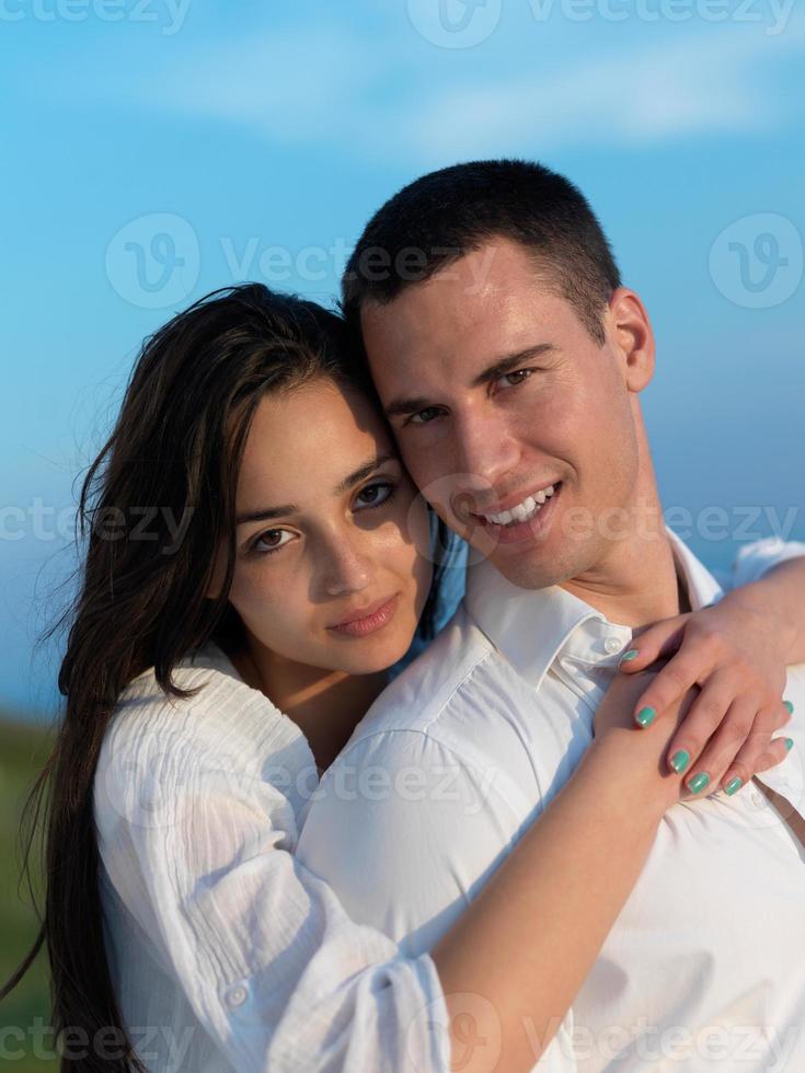 heureux jeune couple romantique s'amuser se détendre à la maison photo