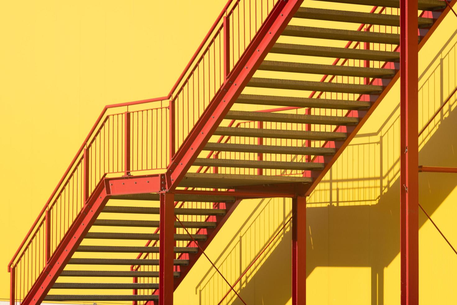 oberhausen, allemagne, 2022 - escalier rouge au soleil au mur jaune photo