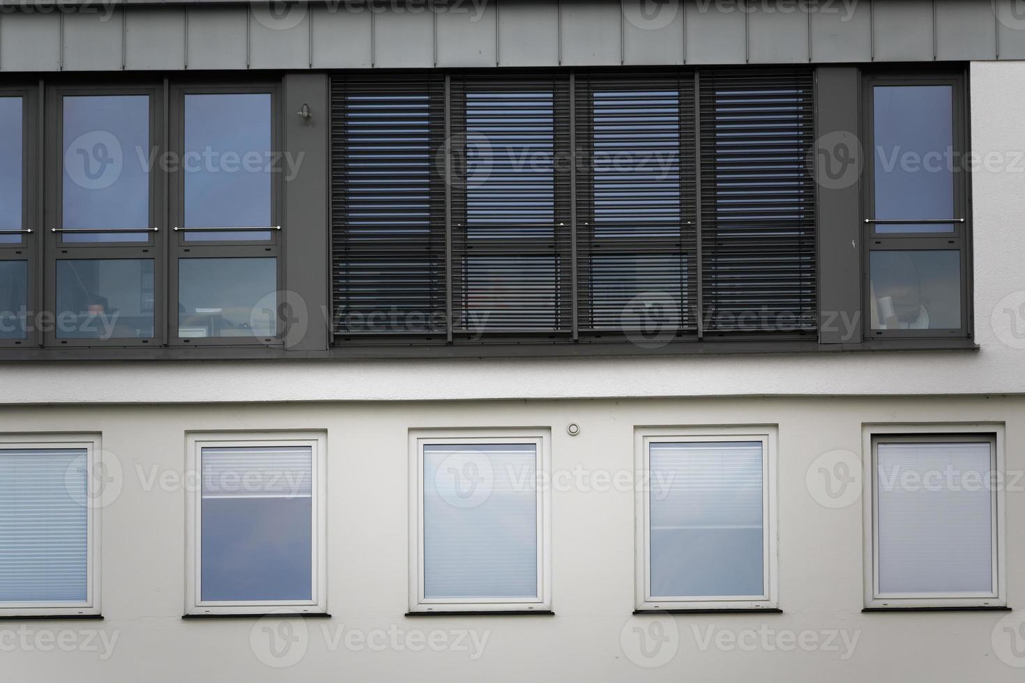 beaucoup de fenêtres dans un vieux bâtiment photo