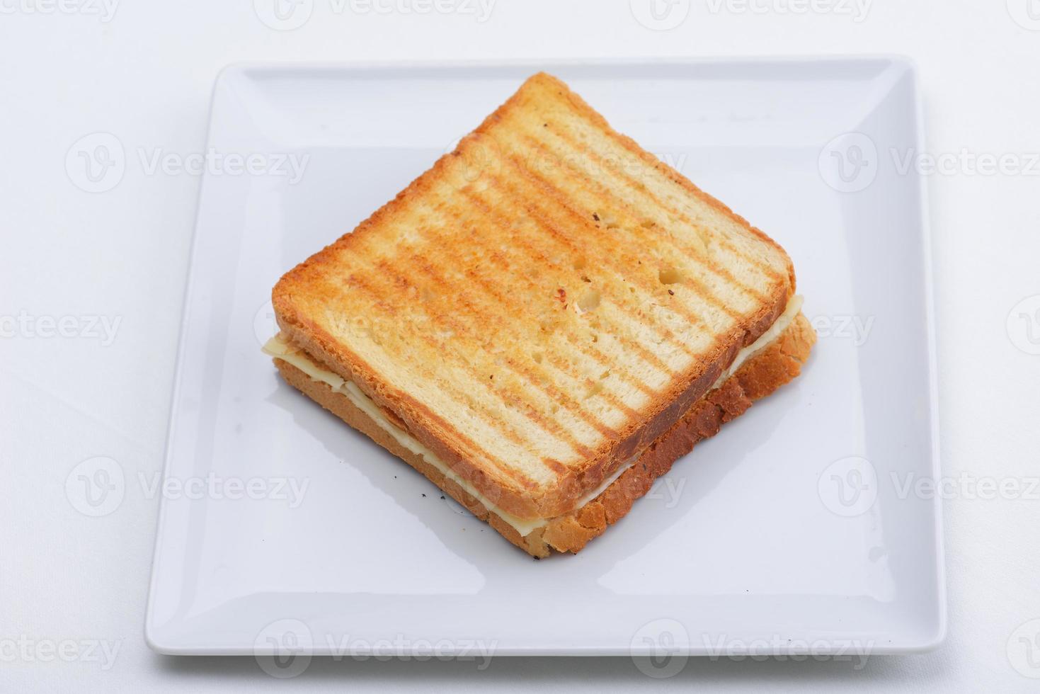 sandwich sur une surface blanche photo