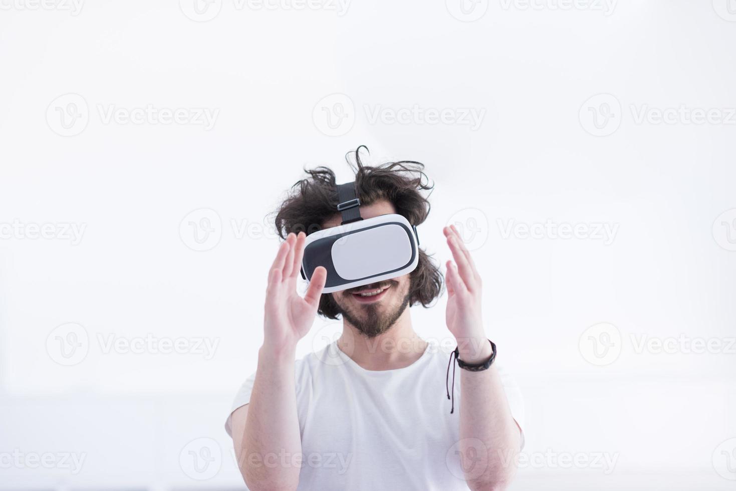 homme utilisant un casque de réalité virtuelle photo