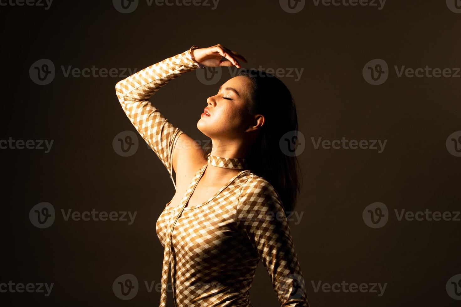 moitié du corps de la mode des années 20 jeune femme asiatique adulte porter une tenue vestimentaire de mode, fort sentiment de stress photo