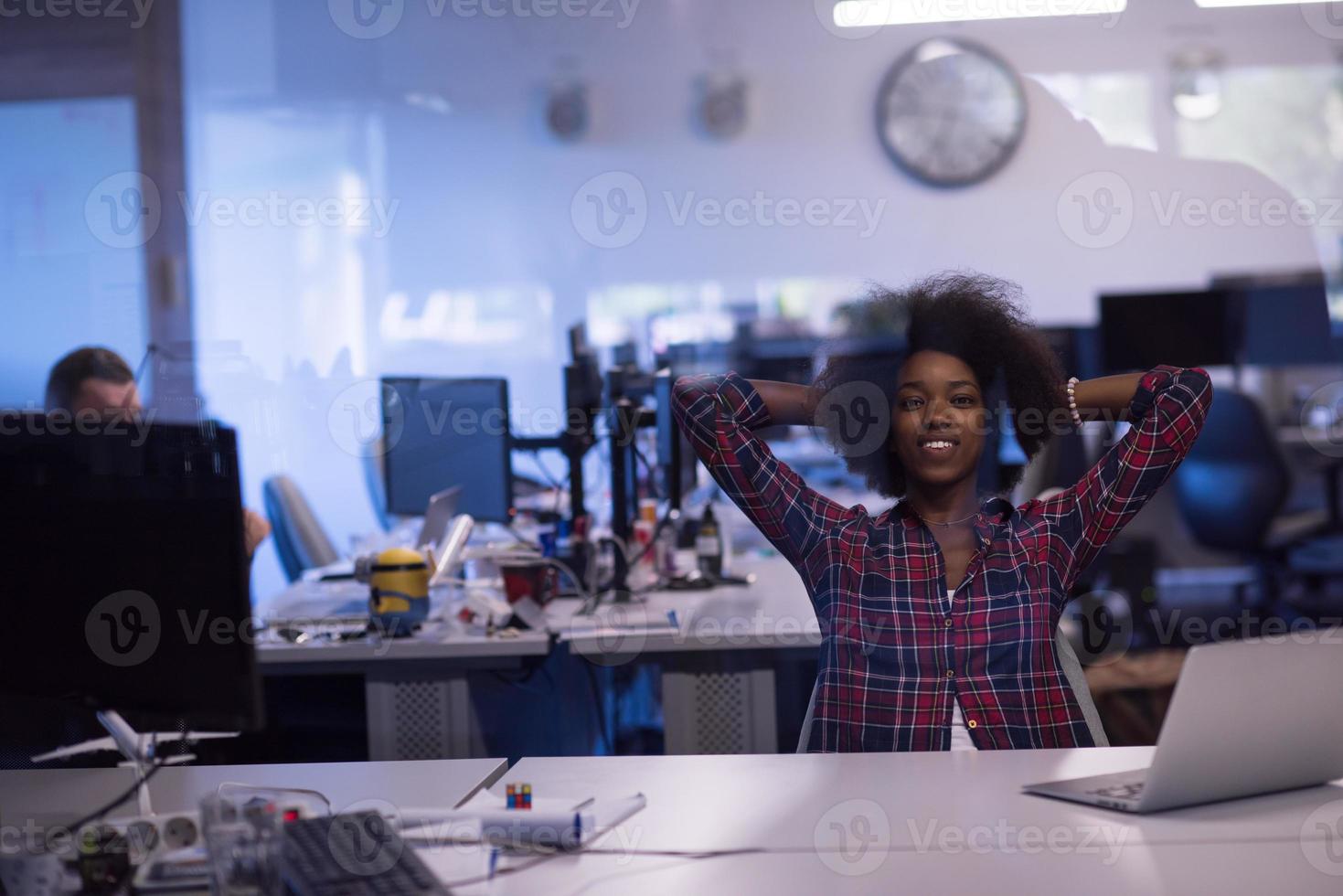 portrait d'une jeune femme afro-américaine réussie dans un bureau moderne photo