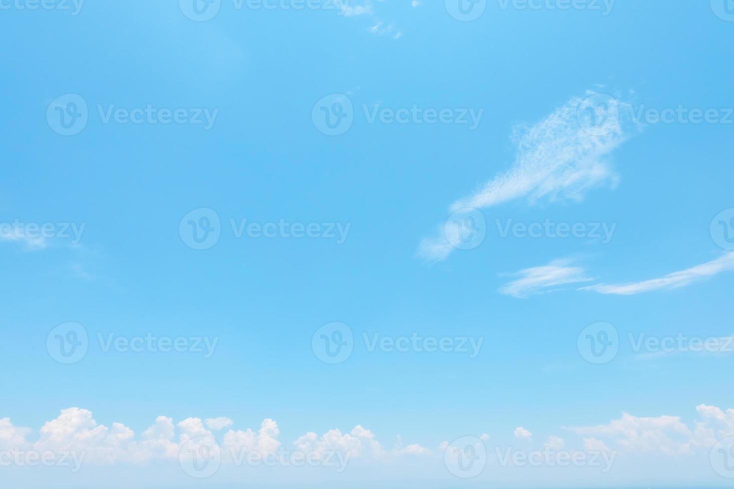 ciel clair avec des nuages flottants en été qui donnent l'impression d'être au paradis. photo