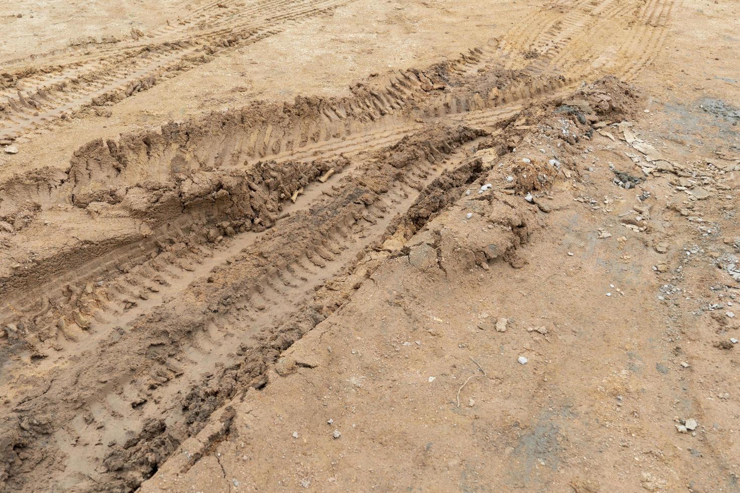 angle d'inclinaison de la boue liquide hors route et il y a des marques de pneus. photo