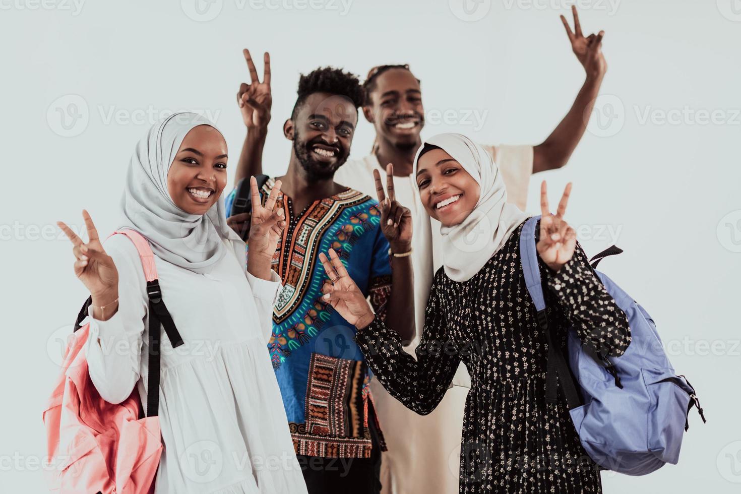groupe d'étudiants africains heureux ayant une conversation et une réunion d'équipe travaillant ensemble sur les devoirs filles portant le hijab musulman soudanais traditionnel photo