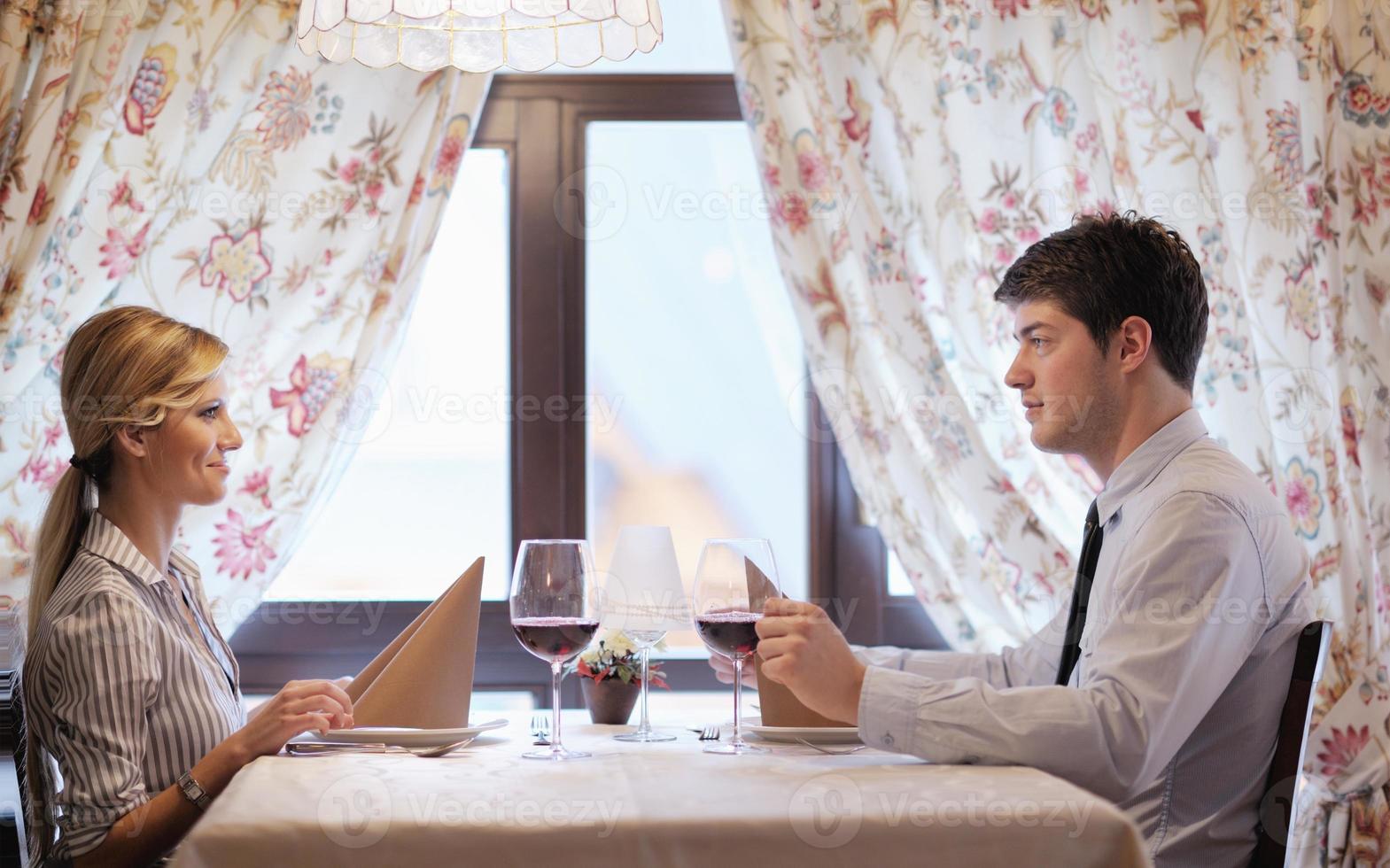 jeune couple en train de dîner dans un restaurant photo