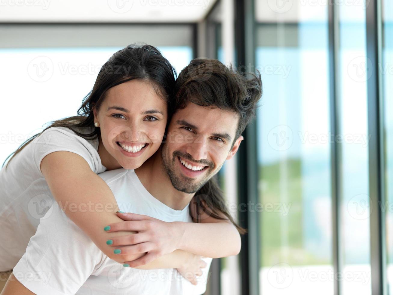 jeune couple détendu à la maison photo