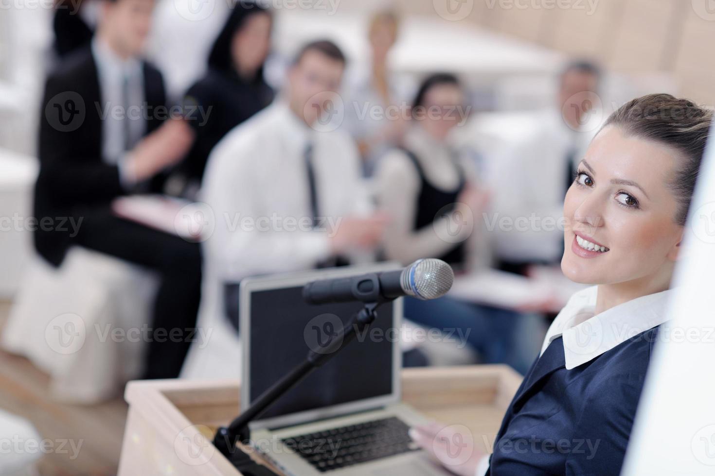 femme d'affaires donnant la présentation photo