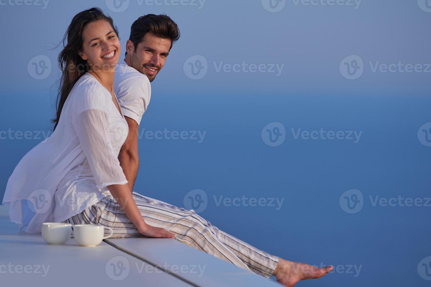 heureux jeune couple romantique s'amuser et se détendre à la maison photo