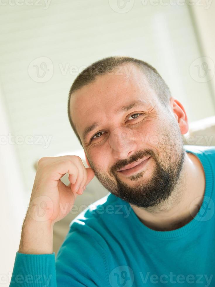 heureux jeune homme se détendre à la maison photo