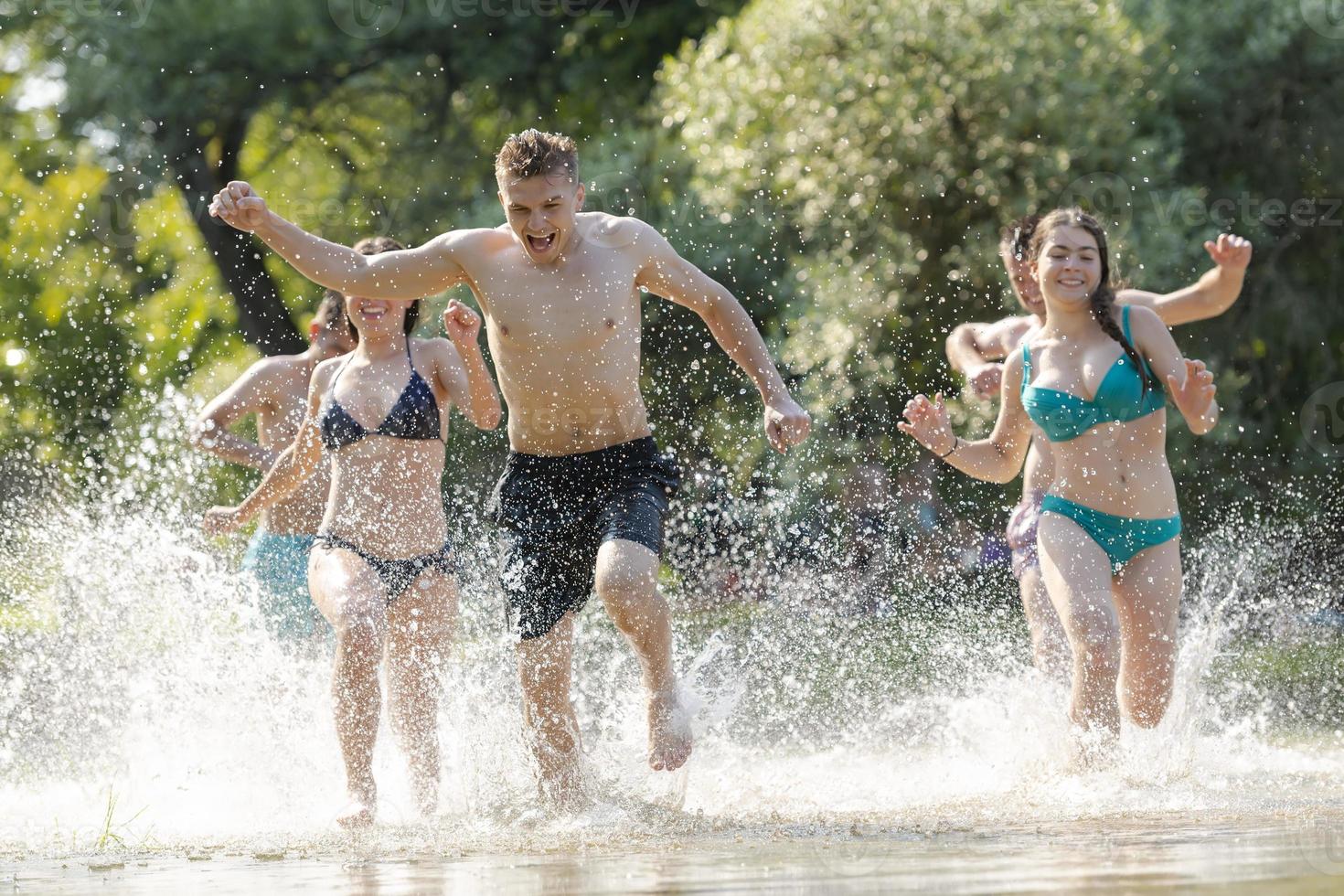 groupe d'amis heureux s'amusant sur la rivière photo