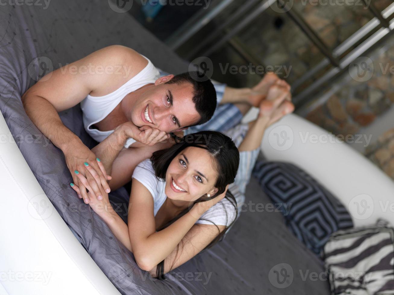 couple se détendre et s'amuser au lit photo