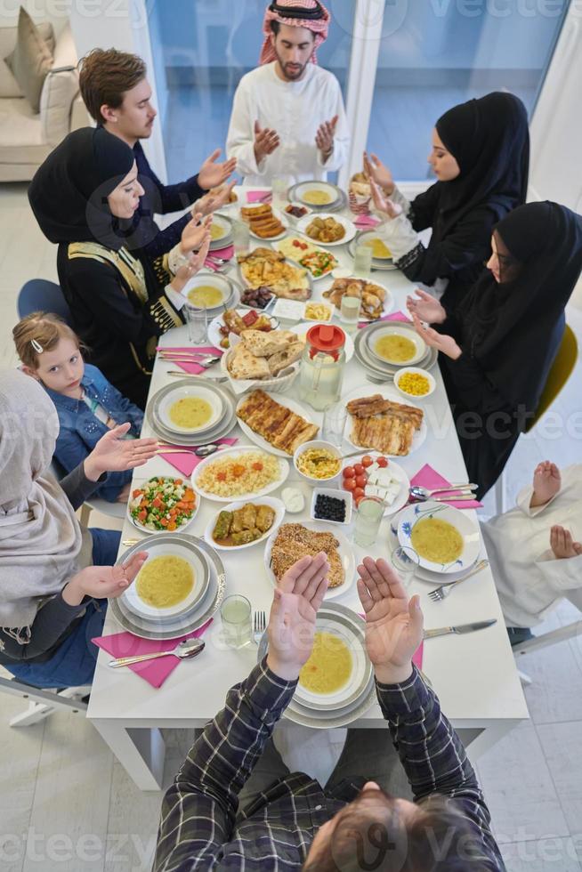 famille musulmane faisant dua iftar pour rompre le jeûne pendant le ramadan. photo