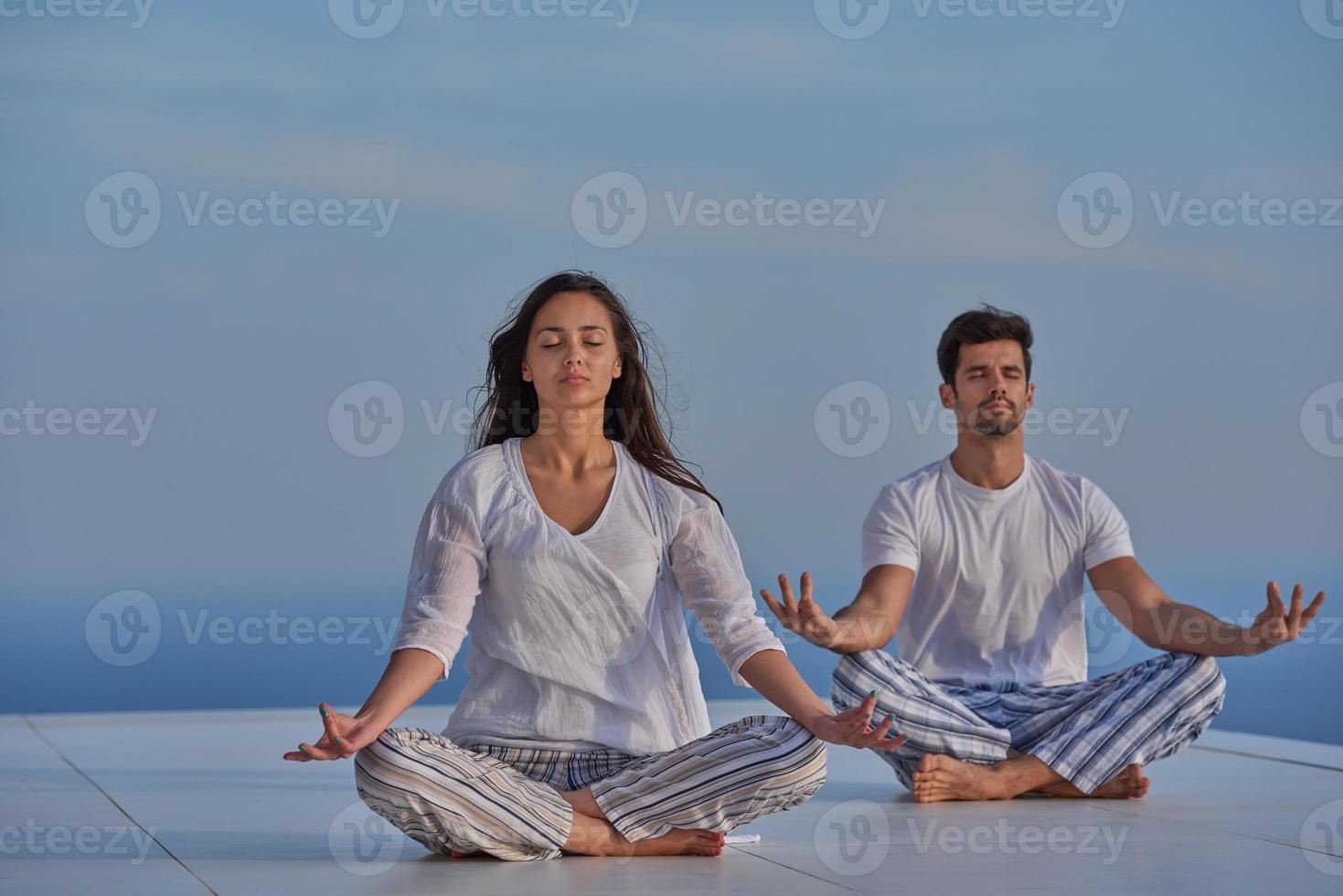 jeune couple pratiquant le yoga photo