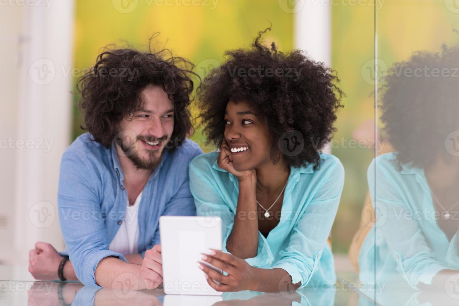 couple se détendant ensemble à la maison avec une tablette photo