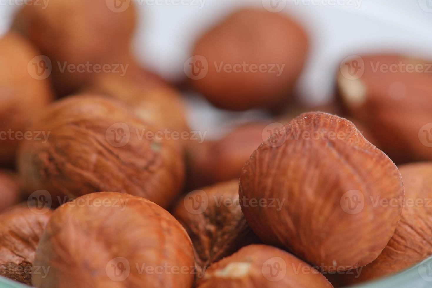 noisette sur surface blanche photo