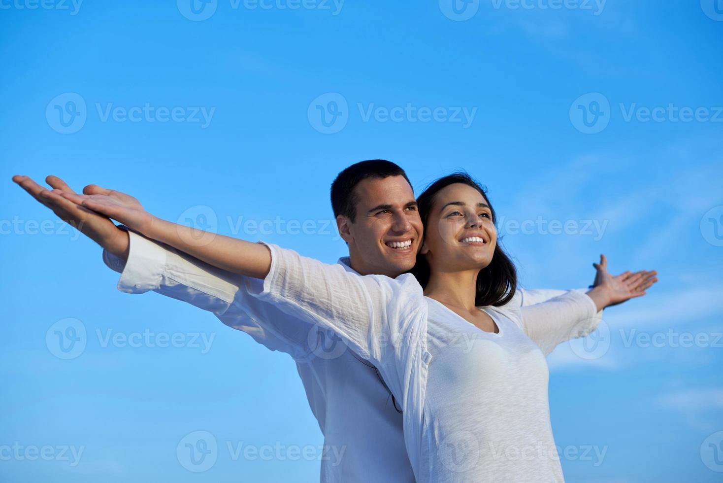 heureux jeune couple romantique s'amuser et se détendre à la maison photo