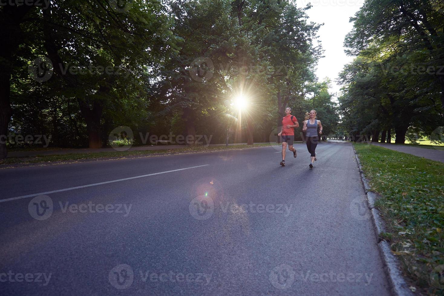 couple faisant du jogging à l'extérieur photo