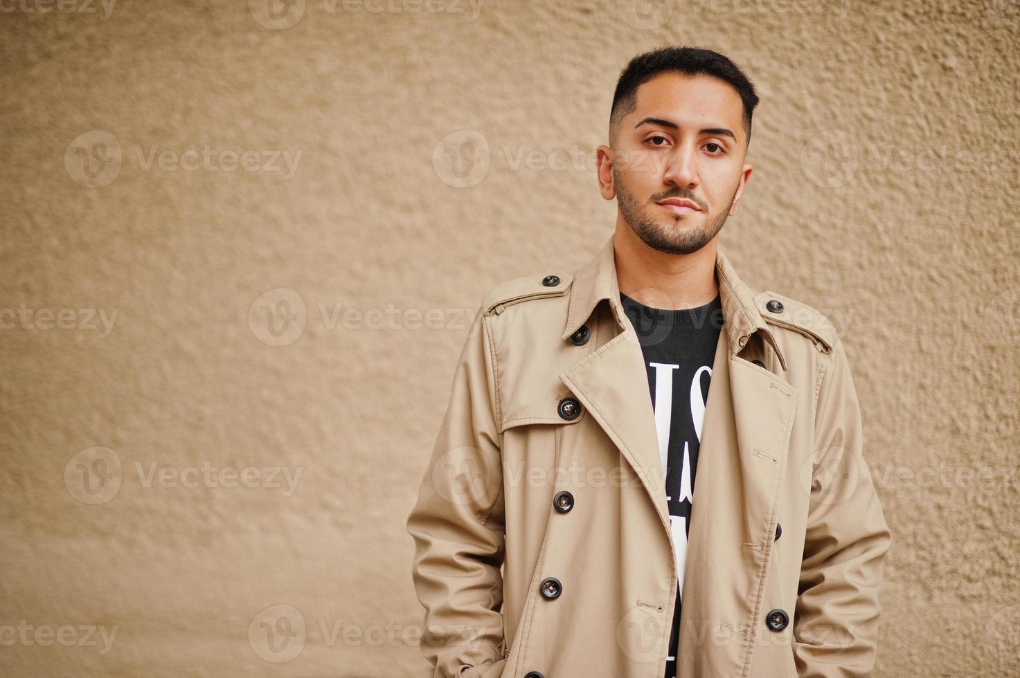 homme koweïtien élégant au trench-coat. photo