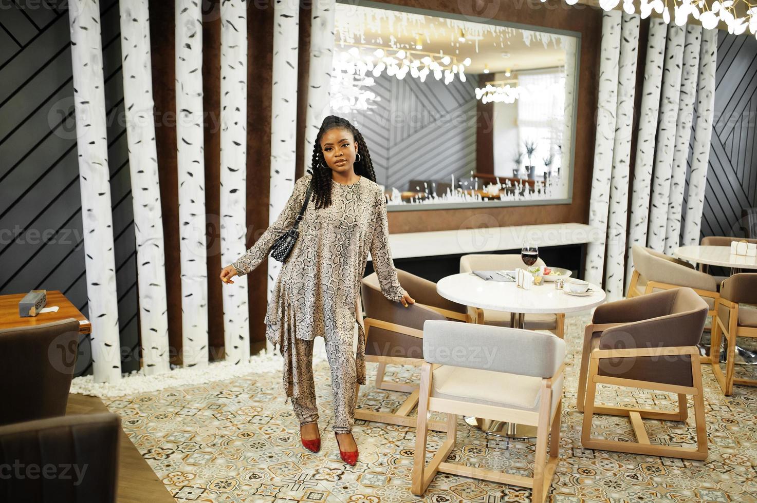 jeune femme afro-américaine élégante pose au café. photo